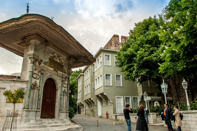 Blue Mosque Sultanahmet Old Town and Hippodrome Walking Tour - Sultanahmet Meydani Square: Your Orientation Reset