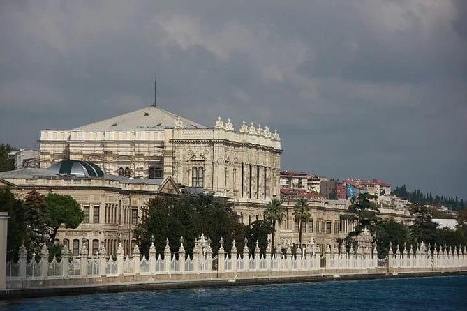 Bosphorus Cruise with unlimited alcohol - From Galata Tower to the first big views: what the cruise start feels like
