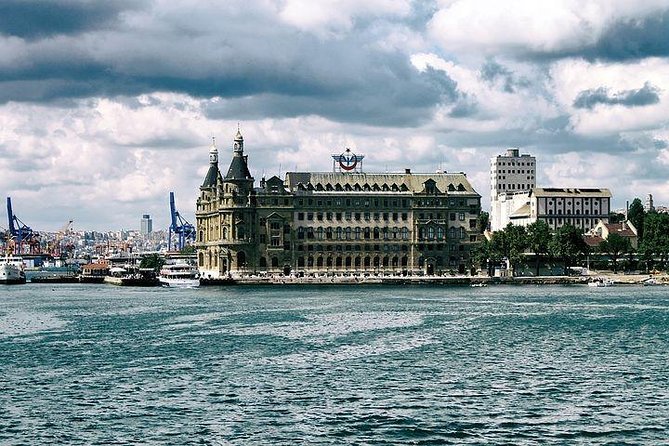 Bosphorus Cruise with unlimited alcohol - The dinner buffet: what to expect from the food and service style