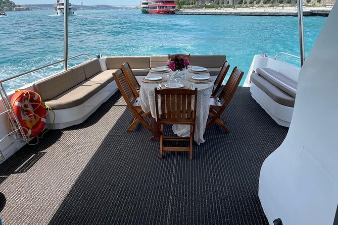 Budget Evening Cruise: Dinner, Live Shows & Party - Boat Comfort, Crowd Levels, and How to Choose Your Spot