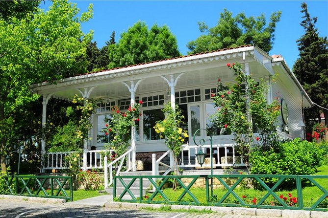 Dolmabace Palace, Bosphorus Boat Tour , Eyüp Sultan Mosque Tour - Lunch and timing: how the 8 hours feel in real life