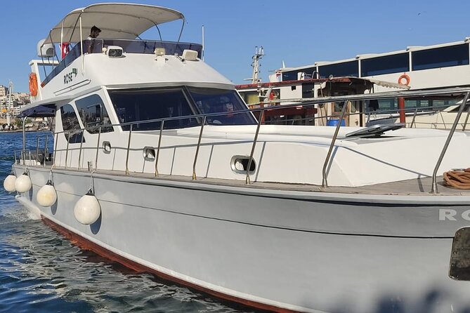 Exclusive Luxury Yacht Bosphorus Sightseeing Cruise in Istanbul - Dolmabahçe Palace: a European shore palace-city by the water