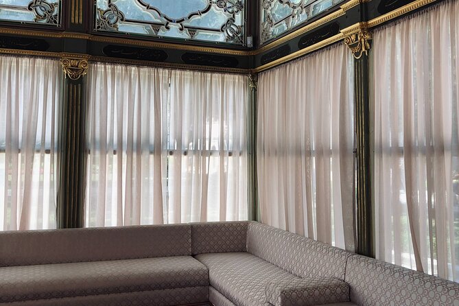 Full-Day Istanbul Old City Walking Tour - Topkapi Palace: treasury sparkle, armor, and courtyard calm