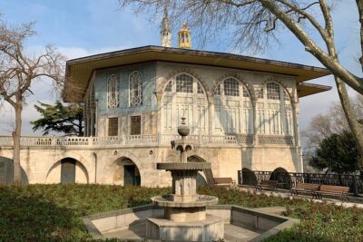 Hagia Sophia, Basilica Cistern and Grand Bazaar Tour in Istanbul - Hagia Sophia Grand Mosque: 1,500 Years in One Walk-In Ticket