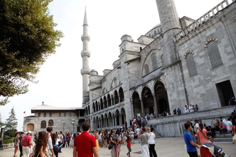 Hagia Sophia & Blue Mosque Half-day Guided, Small Group Tour - Sultanahmet Square and mosque etiquette: dress the part before you go