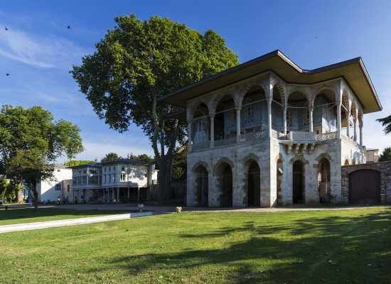 Historical Ambiance of Istanbul: Private Full-Day Tour - Topkapi Palace and the royal treasury: relics and an 86-carat diamond