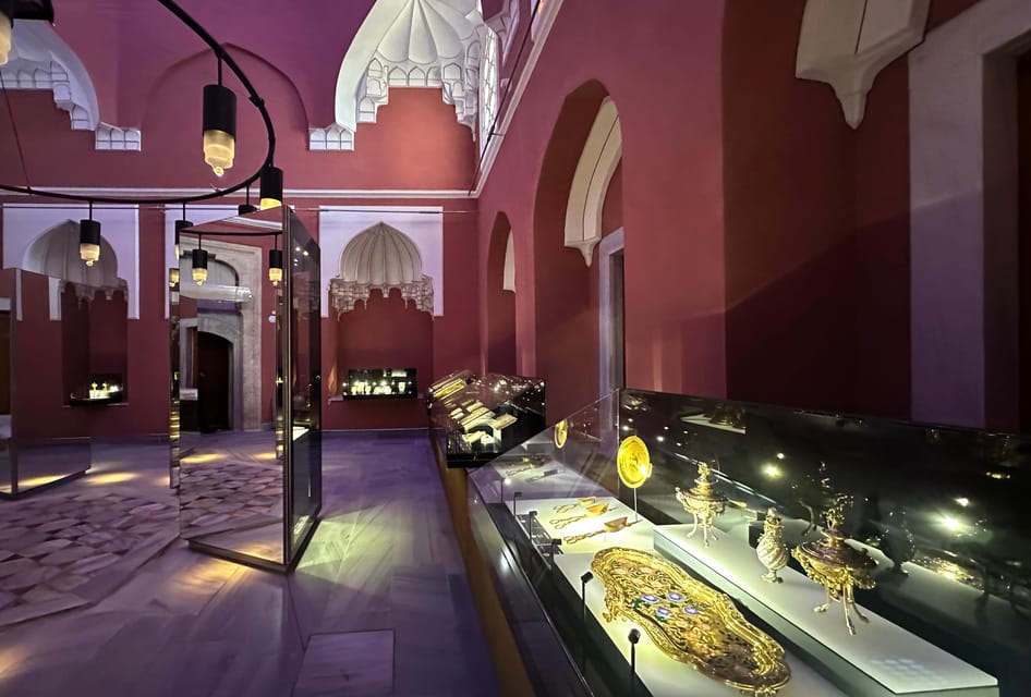 Istanbul: Blue Mosque, Hagia Sofia & Topkapi Palace Day Tour - Lunch Near the Historic Core: Fuel for Topkapi and the Bazaar