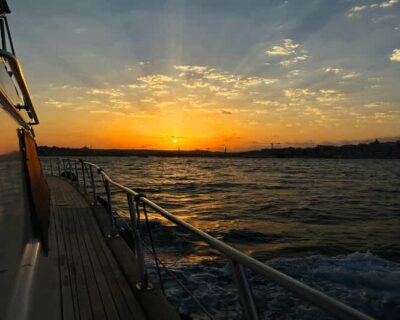 Istanbul: Bosphorus and Golden Horn Sunset Yacht Cruise - Route highlights: Kabataş, Dolmabahçe, Ortaköy, and the Bosphorus Bridge moment