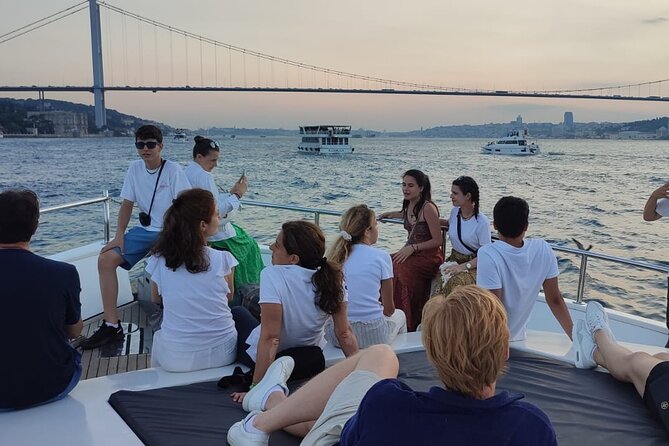 Istanbul Bosphorus Boat Cruise Tour ( MORNİNG or SUNSET ) - Maiden’s Tower Sunset Slowdown and the Topkapı Finish