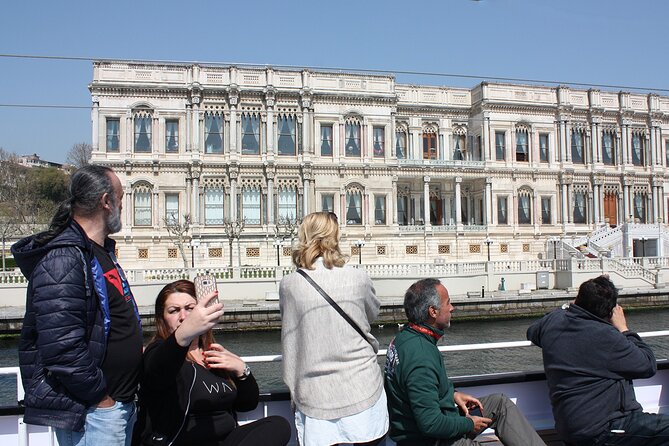 Istanbul Bosphorus Boat Tour and Golden Horn Cruise Day or Sunset - Guide style, languages, and the small “extras” that change the vibe