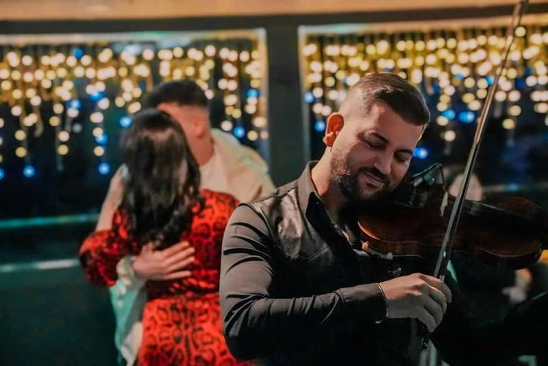 Istanbul: Bosphorus Cruise Dinner, Show & Alcoholic Drinks - The show: live music and Turkish folk dance moments