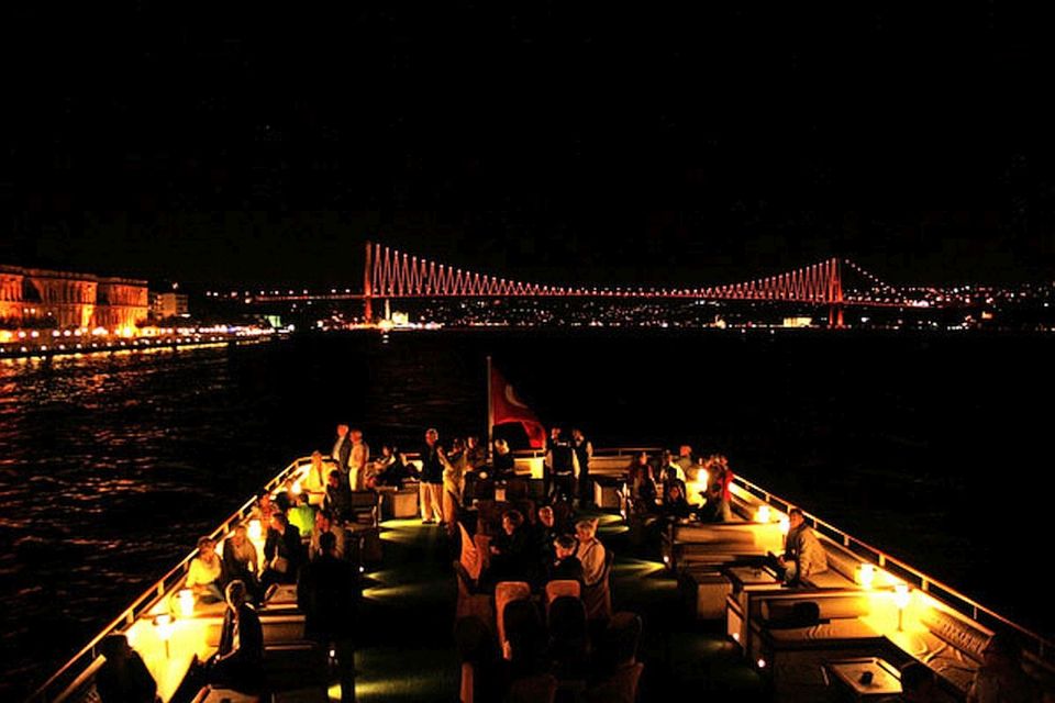 Istanbul Bosphorus Dinner Cruise &Entertainment hotel pickup - Drinks Included: How the Unlimited Local Bar Plays Out