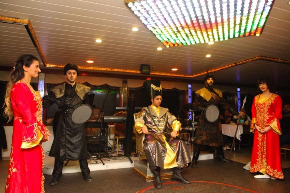 Istanbul: Bosphorus Dinner Cruise with Entertainment - The dinner itself: mezes first, then your main course choice