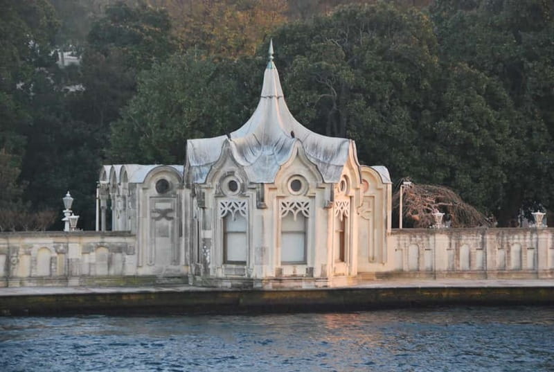 Istanbul: Bosphorus Lunch Cruise with Guide - Galata Bridge Views and the Cruise’s Final Stretch