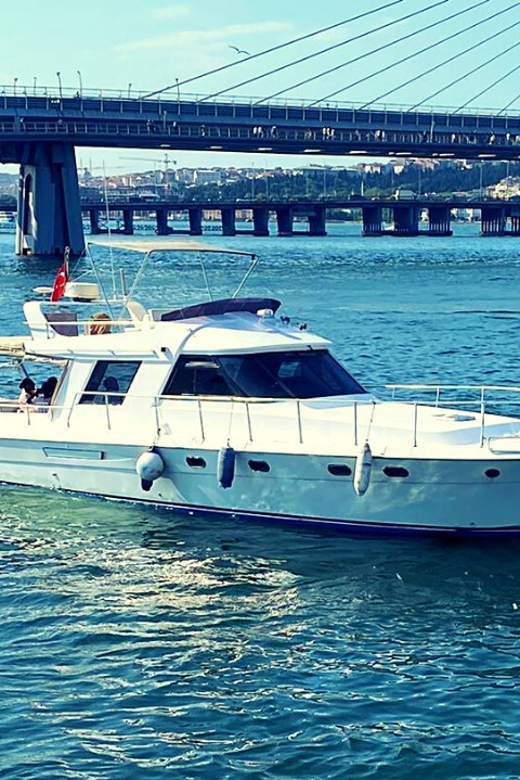 İstanbul: Bosphorus Private Yacht Cruise with Tea and Coffee - What You’ll See: Bosphorus Bridge, Ortaköy Mosque, Dolmabahçe Palace