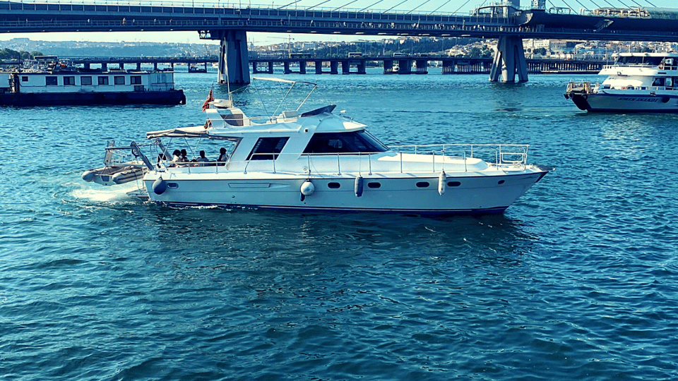 İstanbul: Bosphorus Private Yacht Cruise with Tea and Coffee - Dolmabahçe, Çırağan, Beylerbeyi: Palace Views That Work for Real Photos