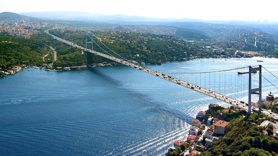 Istanbul: Bosphorus Sightseeing Boat Tour with Guide - Getting to the dock from Sultanahmet without stress