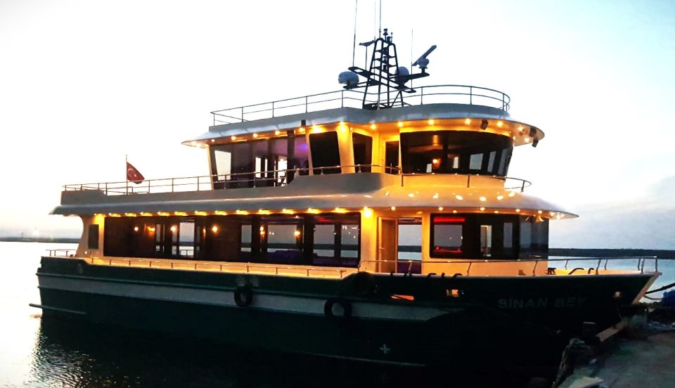 Istanbul: Bosphorus Sunset Cruise with Dinner - Comfort on the water: what to bring and how to dress