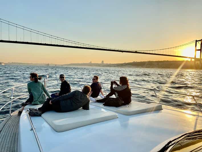Istanbul: Bosphorus Yacht Cruise at Sunset with Snacks - Snacks, Tea, and the Uncomplicated Food Plan