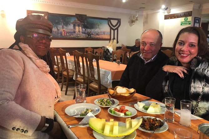 Istanbul by Night: Dining Out in a Turkish Way - Stop 1: The simit bagel and the logic of starting with street-level comfort