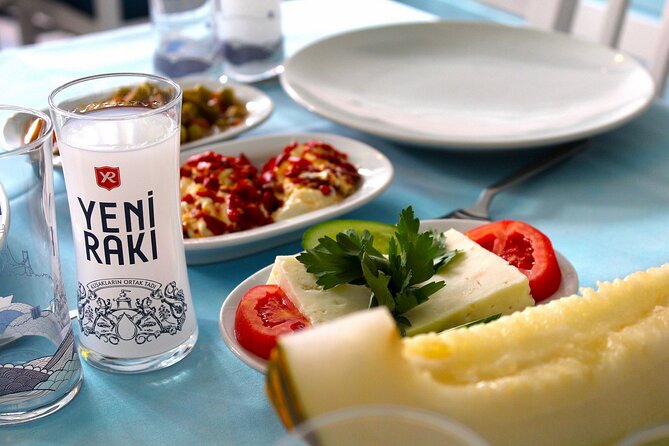 Istanbul Culinary Tour: Local Hotspots and Gourmet Street Foods - İstiklal Caddesi: the local drink moment and the pace shift