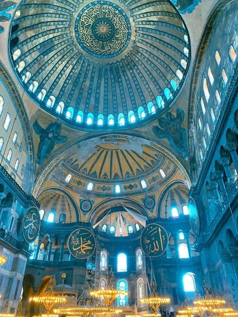 Istanbul: Full-Day Private City Highlights Guided Tour - Hagia Sophia: A Building That Keeps Changing Roles