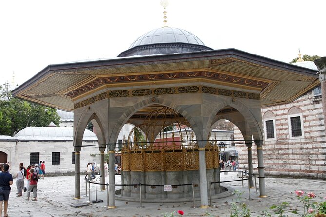 Istanbul: Hagia Sophia & Blue Mosque Guided & Small-Group Tour - Stop 2: Hippodrome monuments and what Constantinople left behind
