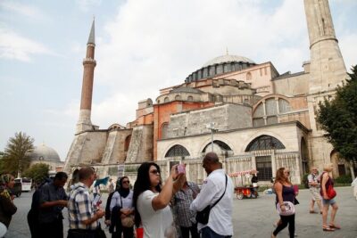 Istanbul: Hagia Sophia & Blue Mosque Guided & Small-Group Tour - Stop 1: The Blue Mosque, 20,000 Iznik tiles, and six minarets that matter