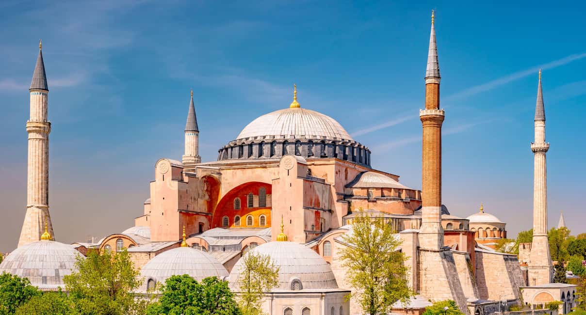 Istanbul: Hagia Sophia Tour with Skip-the-Line Entry Ticket - Meet at Dsign Cafe, then get your bearings quickly