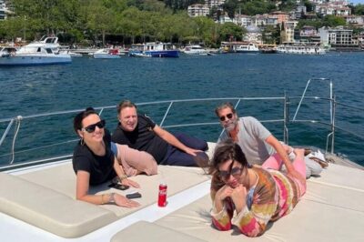 Istanbul: Luxury Yacht Tour at Sunset w Snacks - Guided sightseeing: how the host adds value