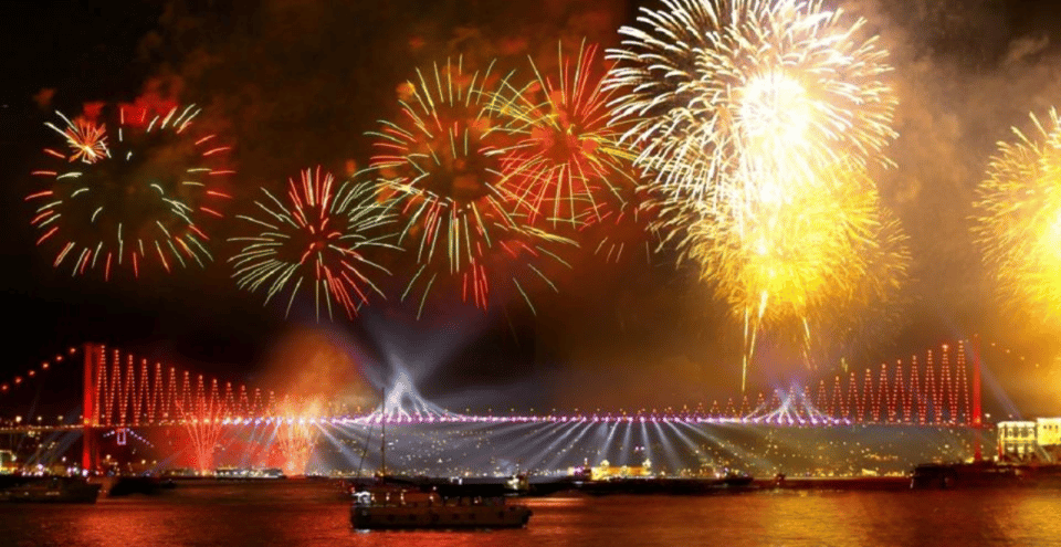 Istanbul: New Year's Eve Bosphorus Dinner Cruise Party 2026 - Midnight fireworks between two continents: how this celebration is timed