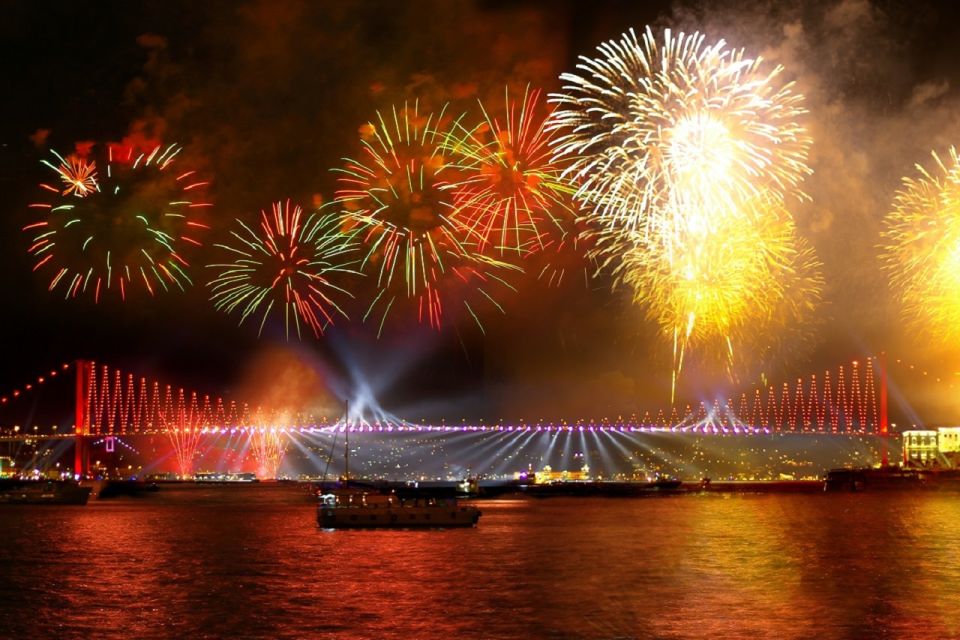 Istanbul: New Year's Eve Cruise Between Two Continents - Dinner on the water: what’s included and what to expect from the food