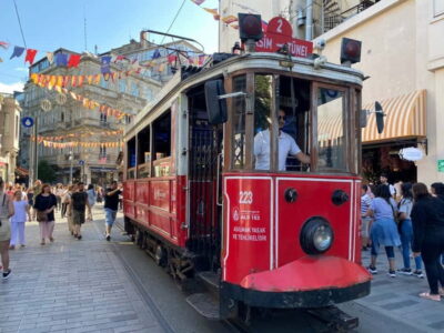 Istanbul: Private Food and City Tour with a Local Host - Kadıköy streets to Üsküdar coffee and an Ottoman mosque