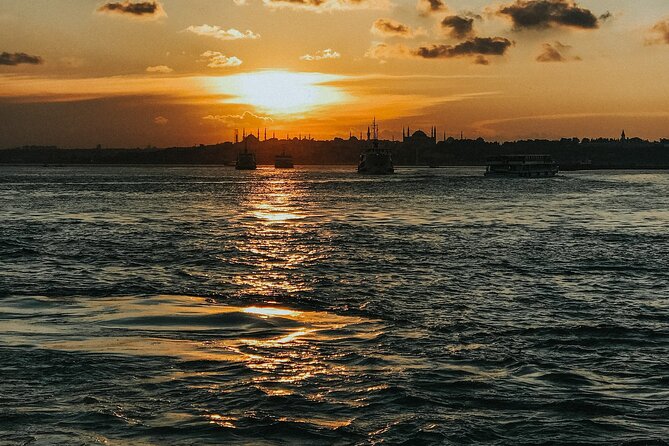 Istanbul Private Yacht Sunset Tour - 2 Hours - Topkapi Palace and Dolmabahçe: Two Ottoman Centers, Two Architectural Moods