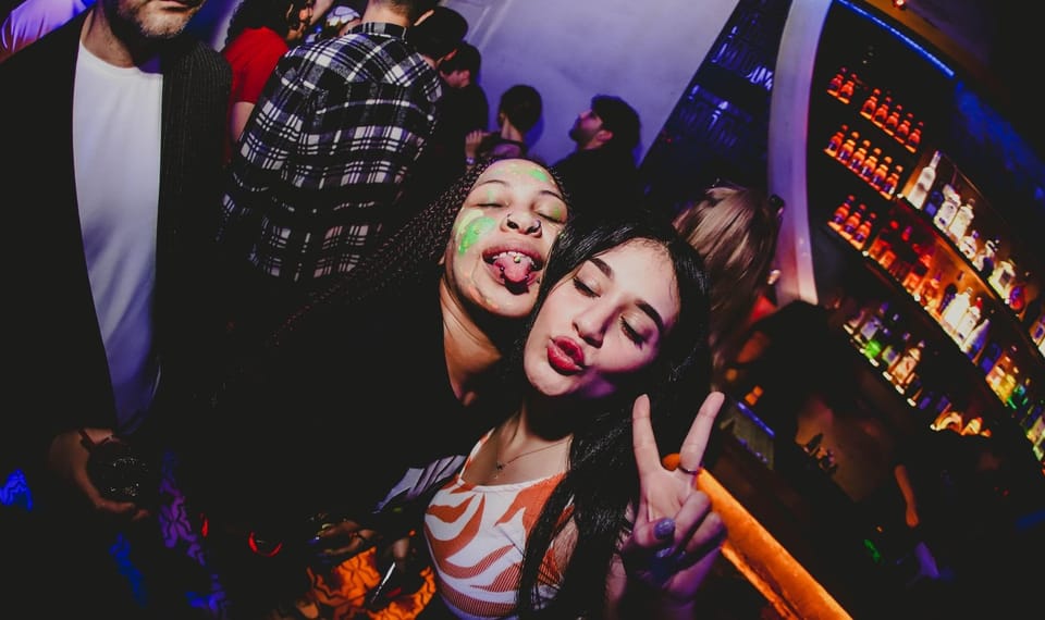 Istanbul: Rooftop Pub Crawl with Party Bus - Guides: The Difference Between a Party and a Program