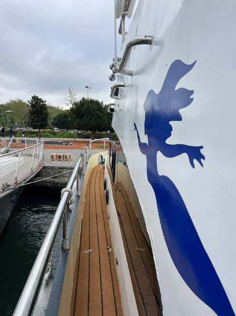 Istanbul: Sunset Bosphorus Yacht Cruise with A break on Asia - Üsküdar and the Asian-Side Break (15 Minutes)
