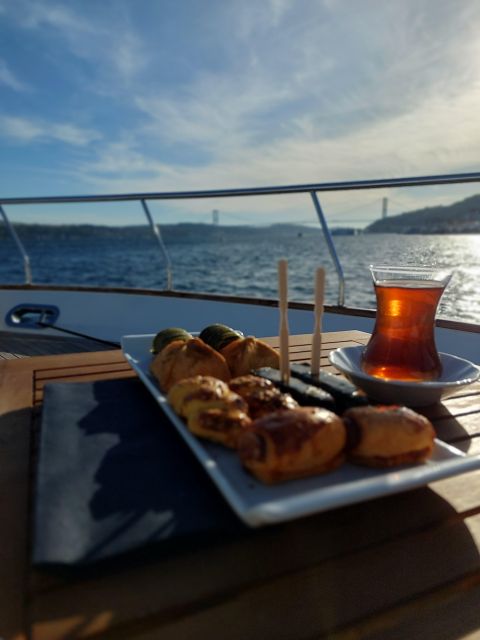 İstanbul: Sunset Cruise with Refreshments - Bridges and fortresses: the Bosphorus power line you can see in 5-minute bursts