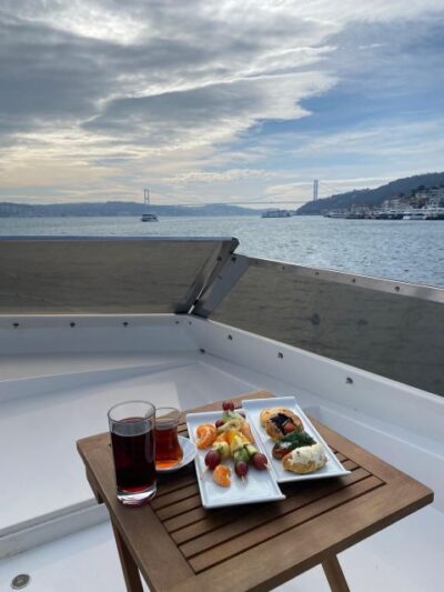 İstanbul: Sunset Cruise with Refreshments - Dolmabahçe to Ortaköy: the palaces and the mosque that frame your first photos