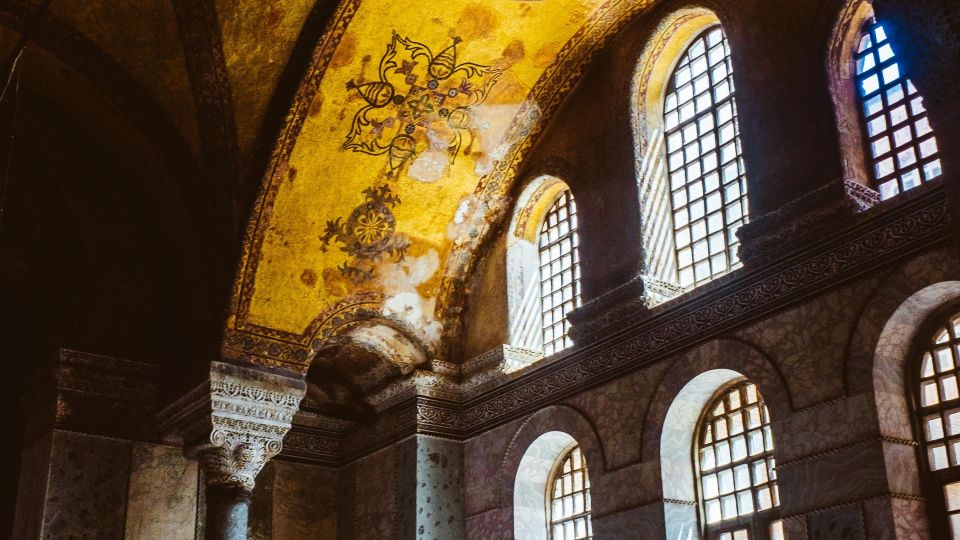 Istanbul's Popular Duo: Hagia Sophia & Topkapı Palace - How the Guide Makes It Work: Historian Style, Headsets, and Tech Support