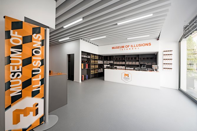 Museum of Illusions Istanbul Ticket - Time, size, and pacing on İstiklal Street and near Şişhane