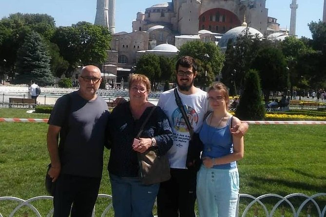 SKIP-THE-LINE: Treasures of istanbul w/LUNCH - Topkapi Palace: imperial residence and government HQ in one