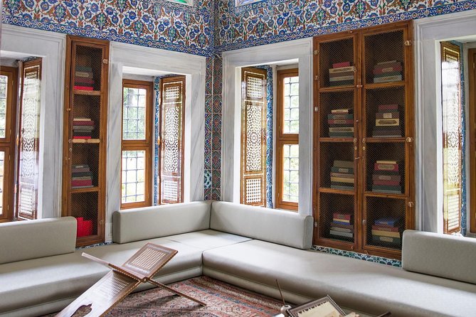 Topkapi Palace Skip-The-Line Entry with Guided Tour - The Treasury Stops: Rare Relics and Royal Jewelry (and How to Enjoy Them)