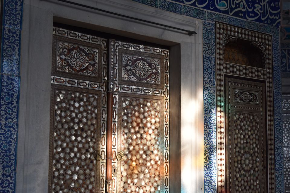 Topkapi Palace Tour: Scenes of the Ottoman Empire - Stop: Topkapi Palace (Courtyards, Chambers, and Court Objects)