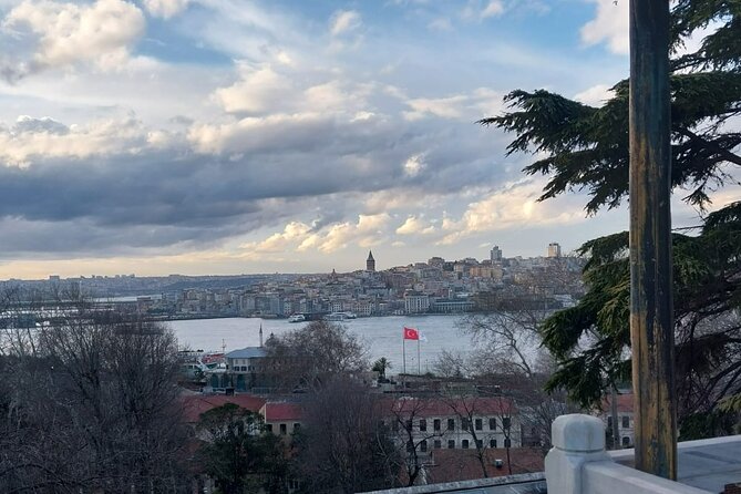 Topkapi Palace with Harem Walking Tour with Guide - Starting in Sultanahmet: where the tour really begins